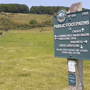 Footpath sign below Longstone Ridge